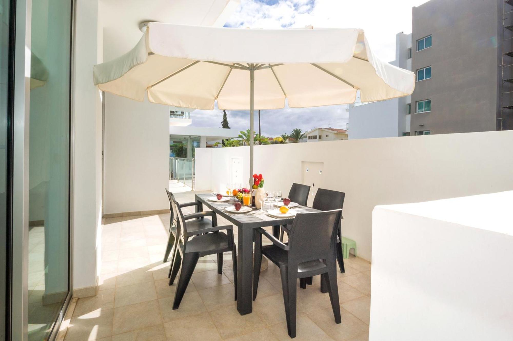 Calypso - Coralli Beachfront Apartment โปรทาราส ภายนอก รูปภาพ