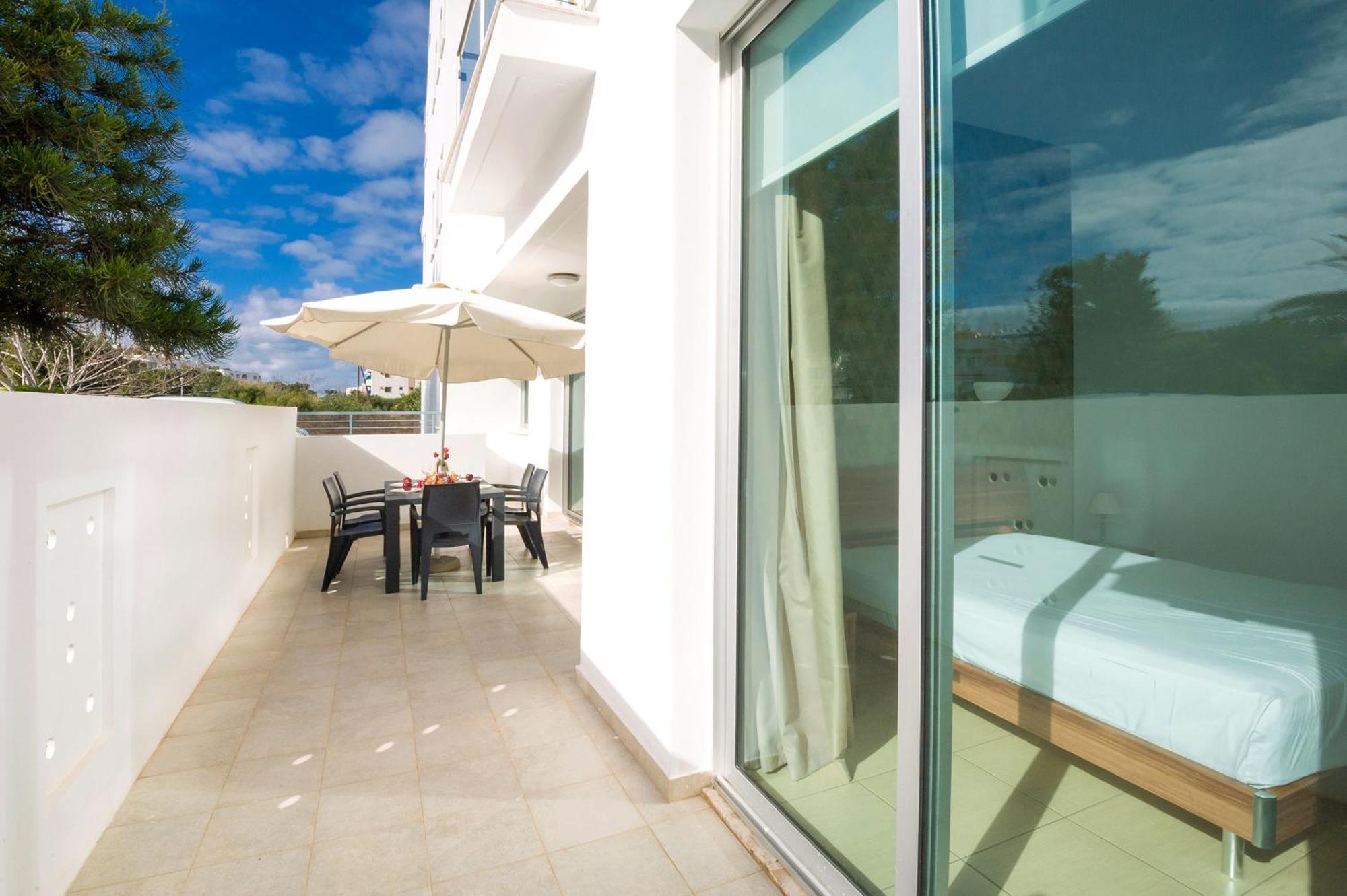 Calypso - Coralli Beachfront Apartment โปรทาราส ภายนอก รูปภาพ